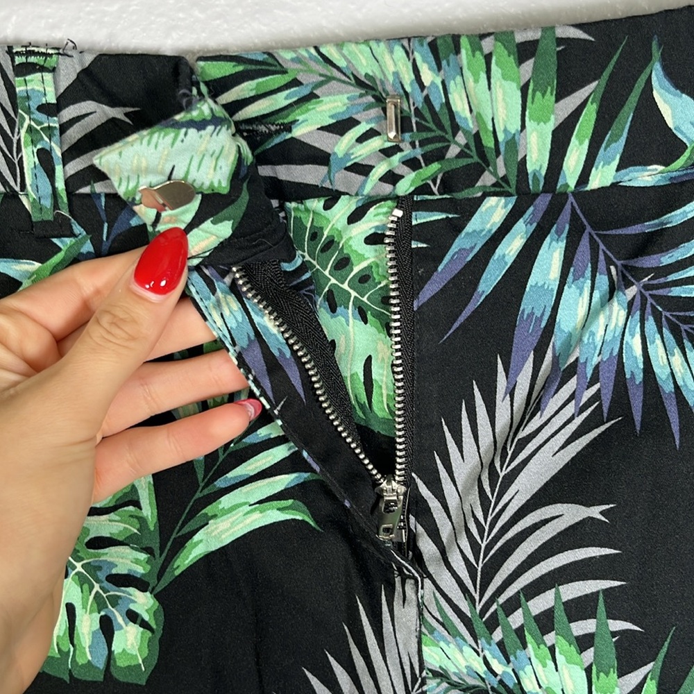 Cynthia Rowley Tropical Leaf Print Shorts 10 | Resort Vacation summer casual - Picture 7 of 9